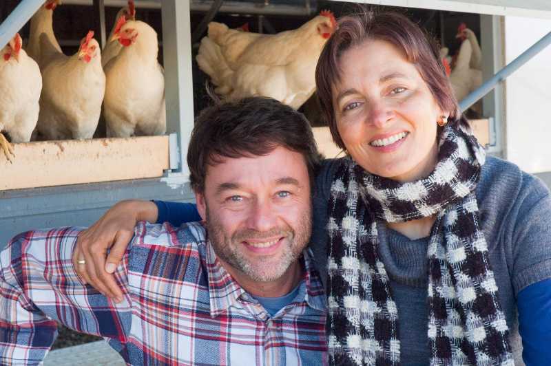 Das Ehepaar Susanne und Joachim Schneider vor einem der beweglichen Hühnerställe